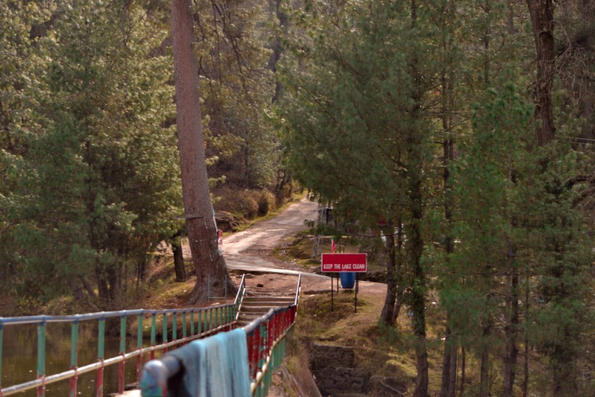 A pathway to Banjosa lake
