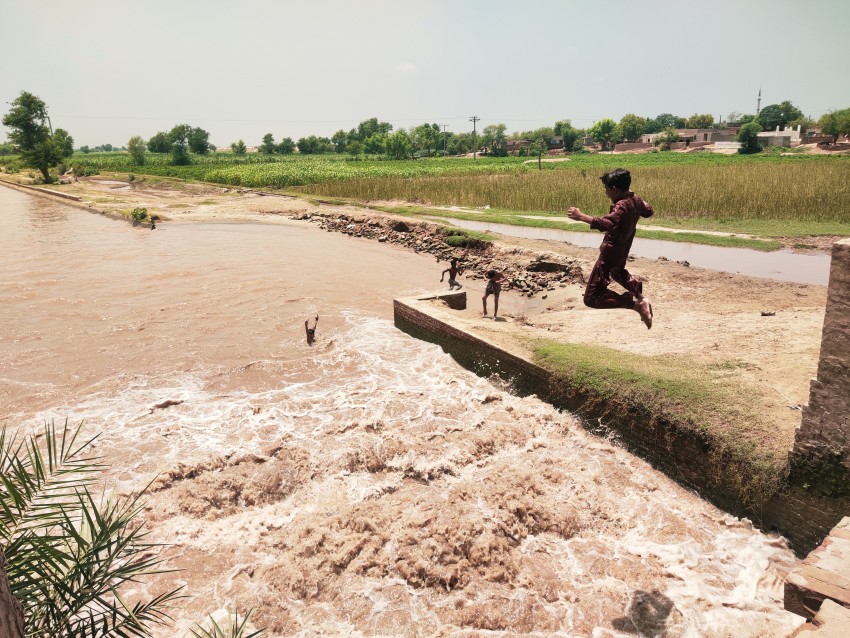 A unique way to dive in a flowing canal