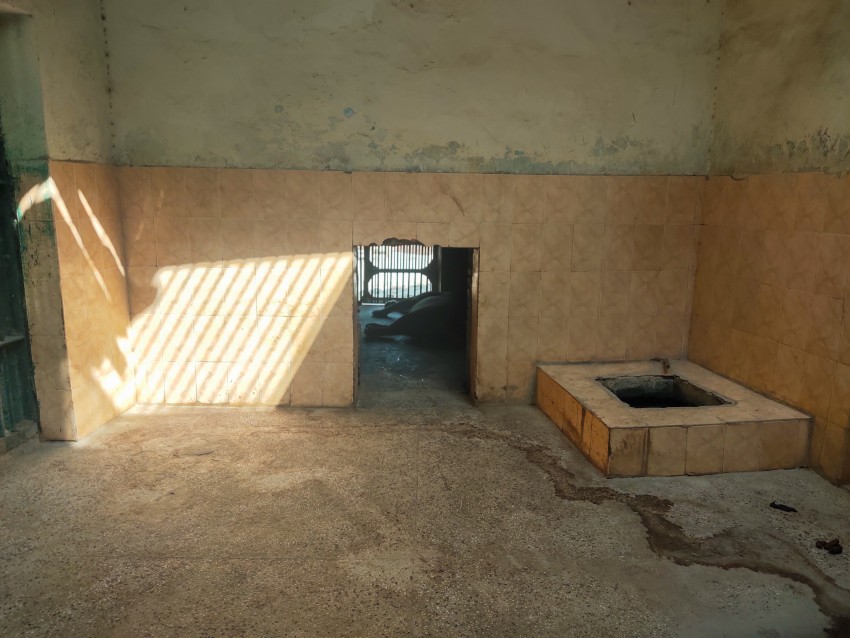 After eating and drinking, the lion is sleeping in the cage room