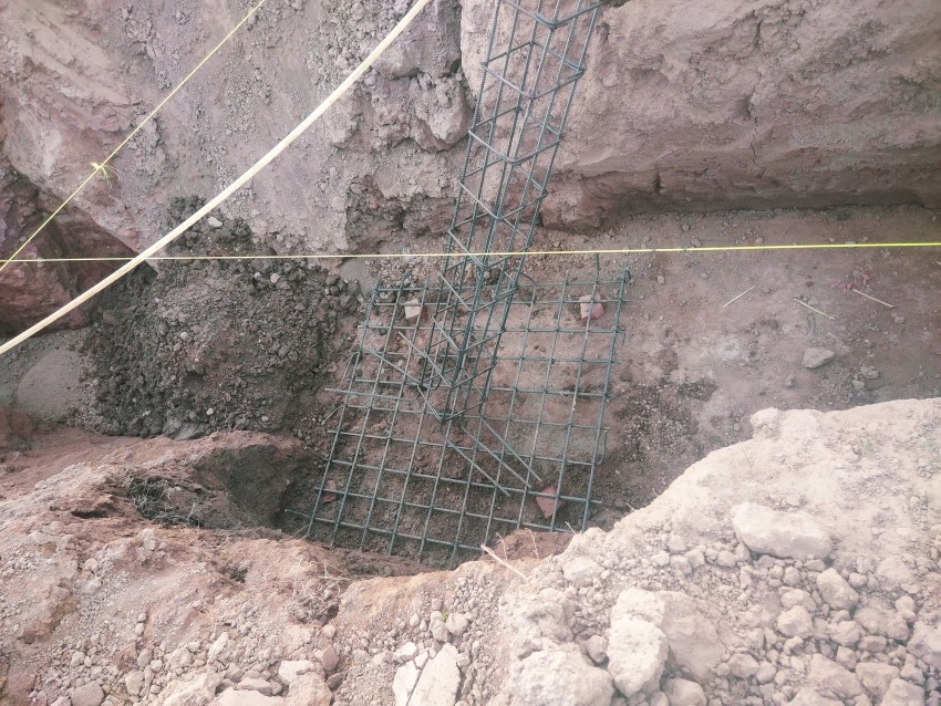 An iron net and pillars were prepared for the foundation.