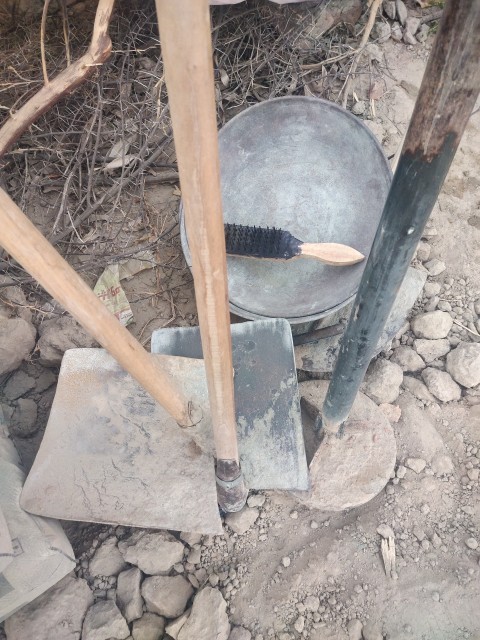 Digger, shovel, iron wire brush, shovel used in construction work