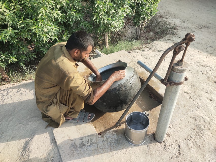 The cook prepares to cook in the village, Deeg, Big Pot