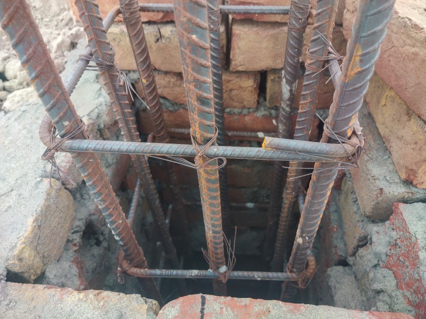The iron used in the under-construction pillar is tied with iron wires.