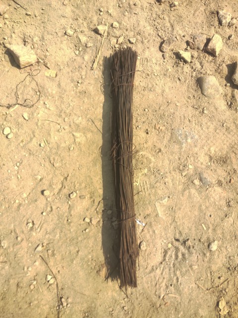 The wire used to make the iron mesh pillars is cut to a size and assembled.